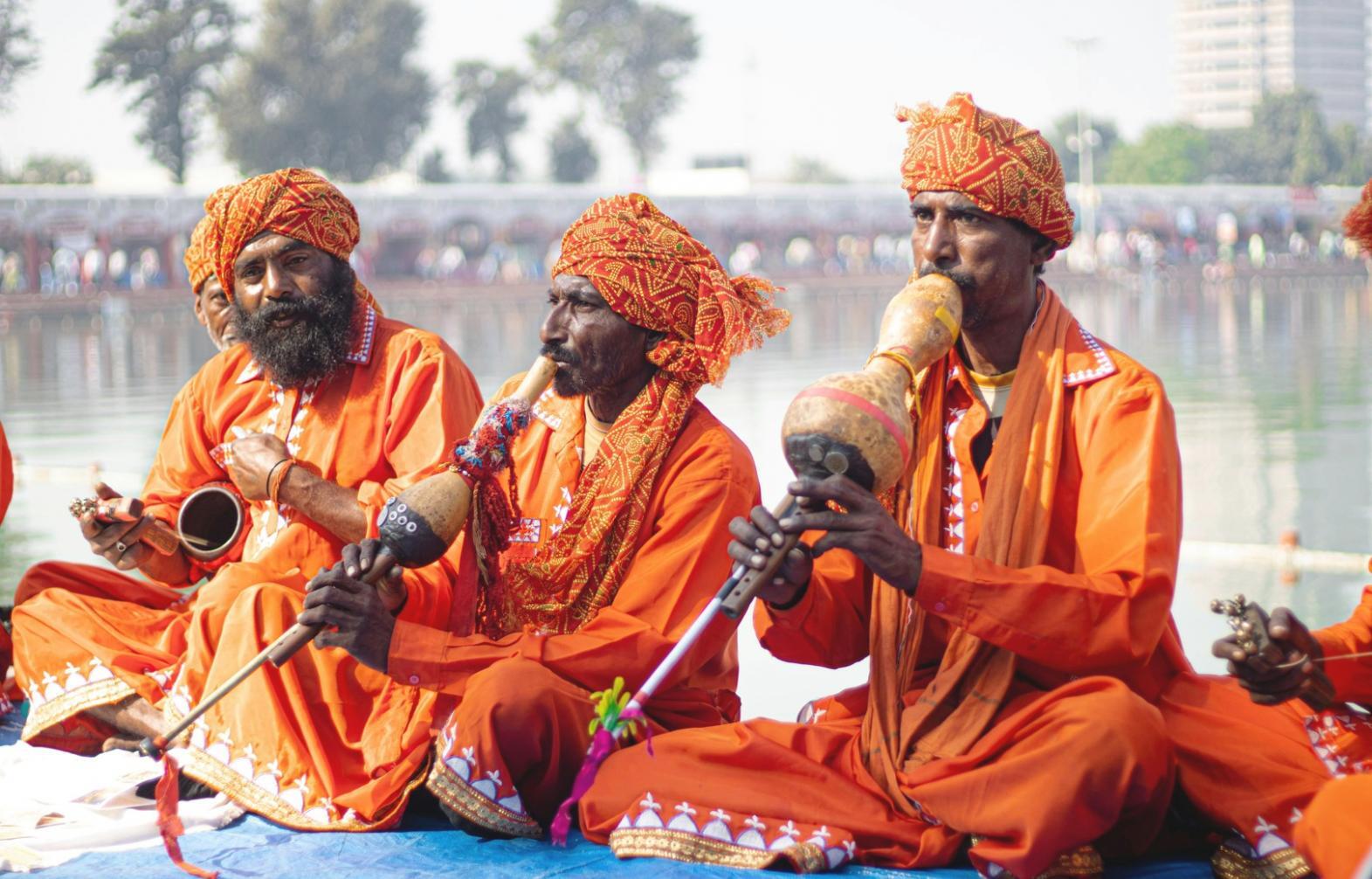 Professionelle Musikkomposition Arbeitsplatz mit modernen Instrumenten