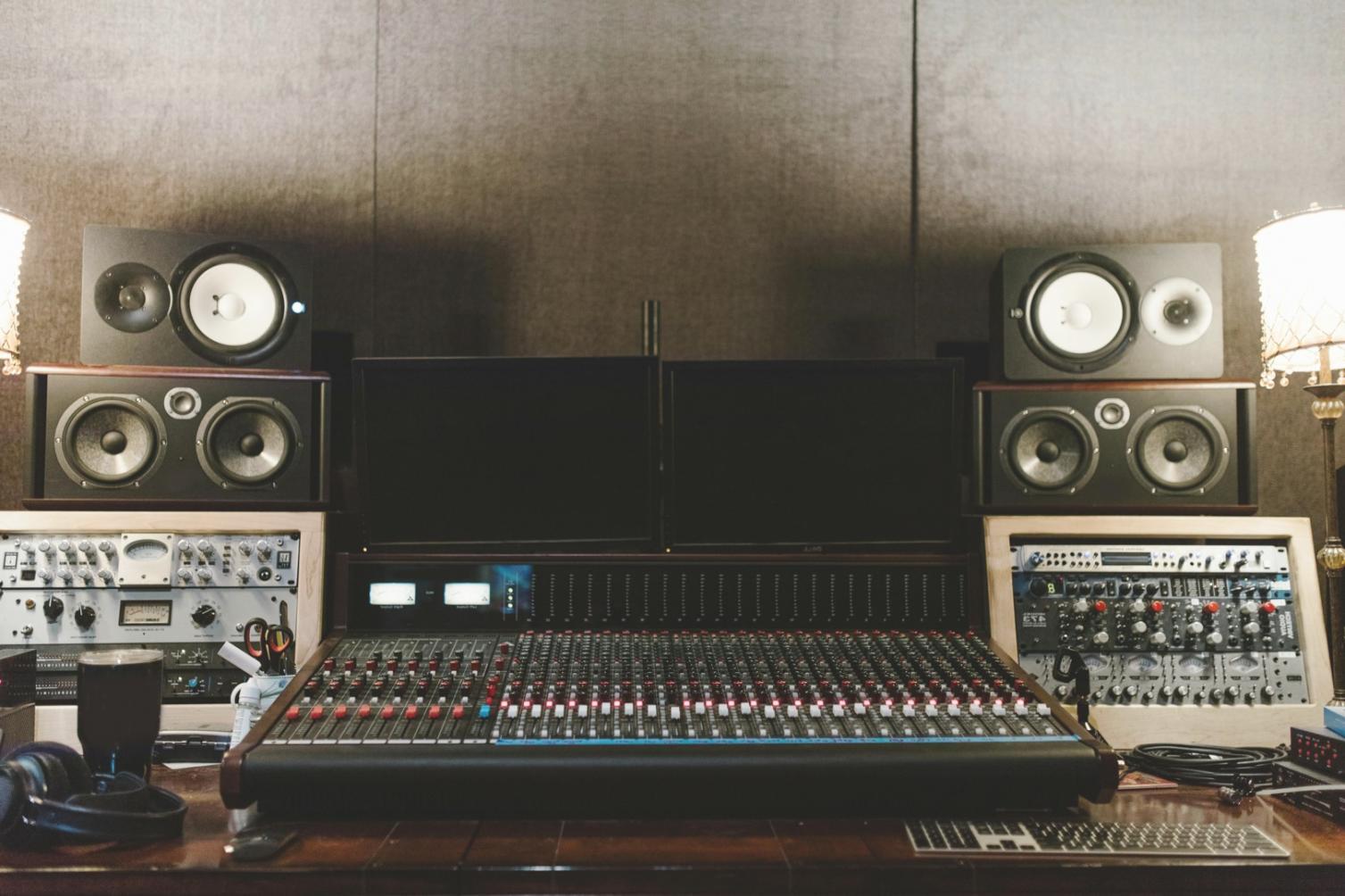 Komponist bei der Arbeit am Klavier mit Notenpapier