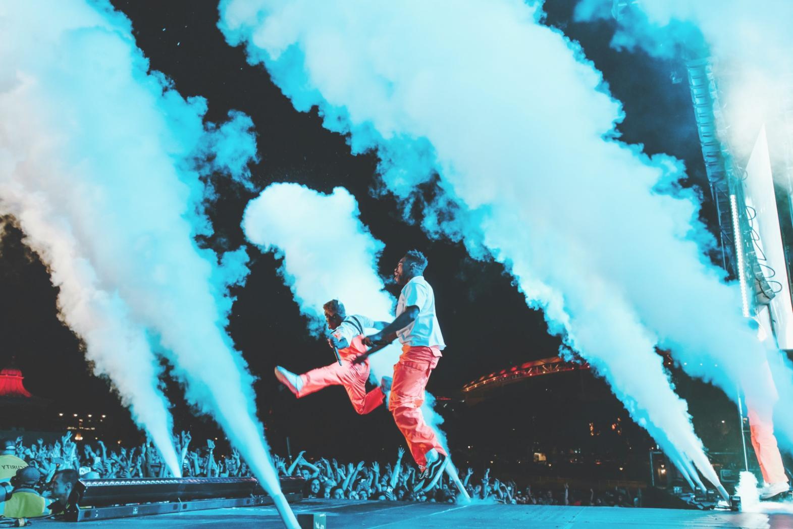 Musikkomposition Arbeitsplatz mit Instrumenten und Noten